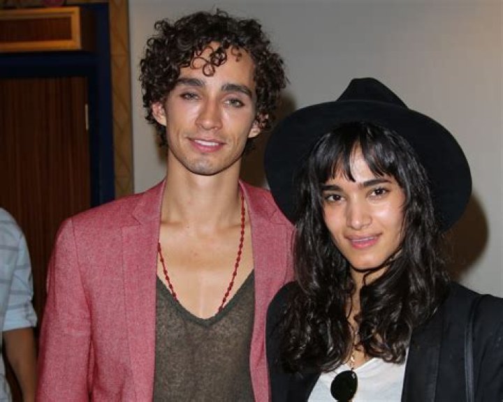 Understanding Robert Sheehan's Relationships: A Deep Dive
