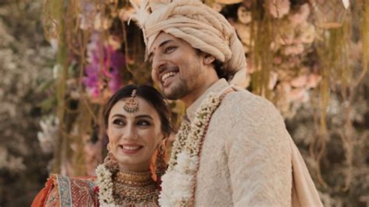 Unveiling The Mystery: Who Is Darshan Raval's Girlfriend?