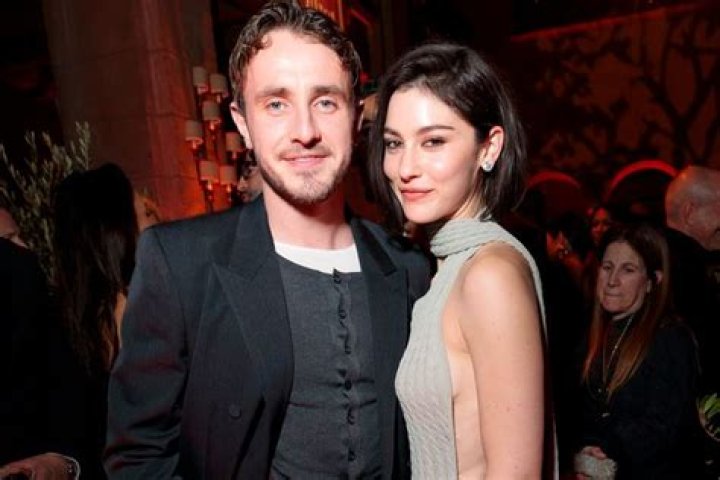 Unveiling The Mystery: Who Is Gracie Abrams Dating?