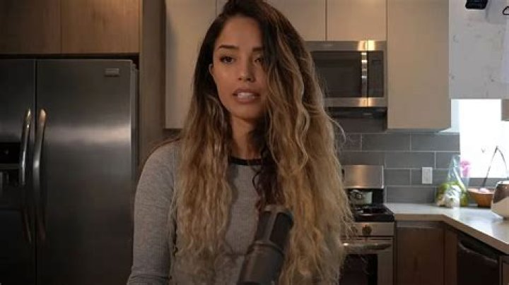 Valkyrae updates worried fans after tearfully ending her stream