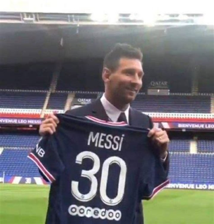 Video: Lionel Messi wears number 30 jersey with PSG