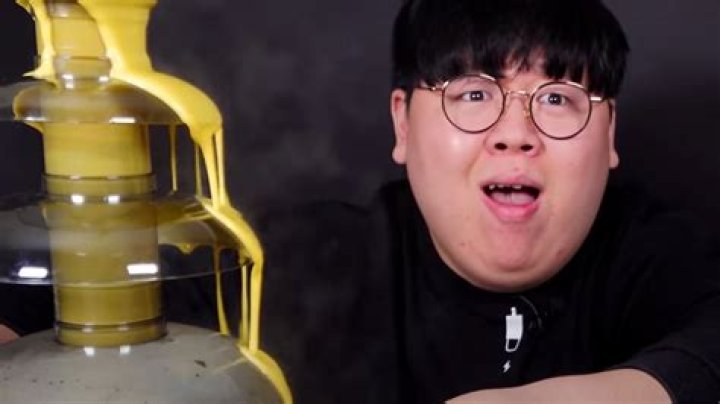 Viral cheese fondue fail guy tries fountain again & people are delighted