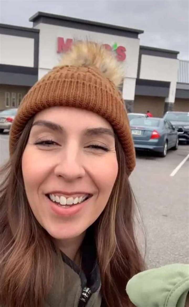 Viral wool hat mesmerizes TikTok users with color-changing optical illusion
