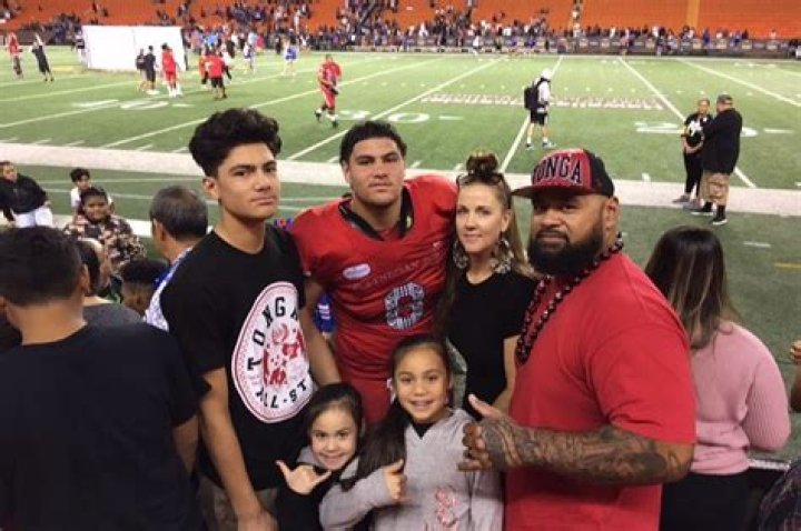 Who Are Laiatu Latu's Parents?
