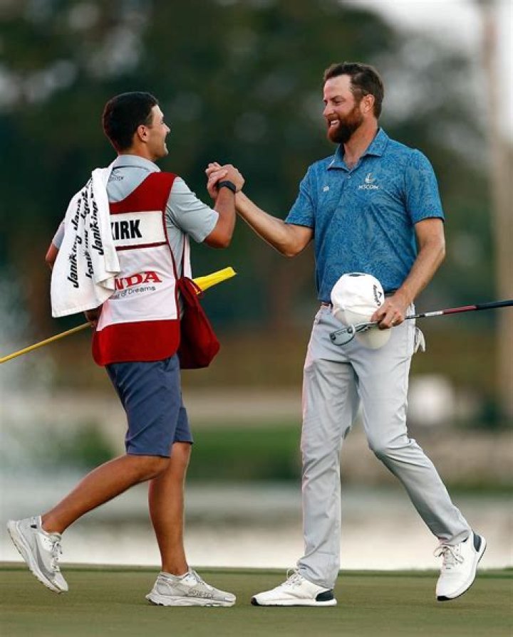 Who is Chris Kirk's caddie?